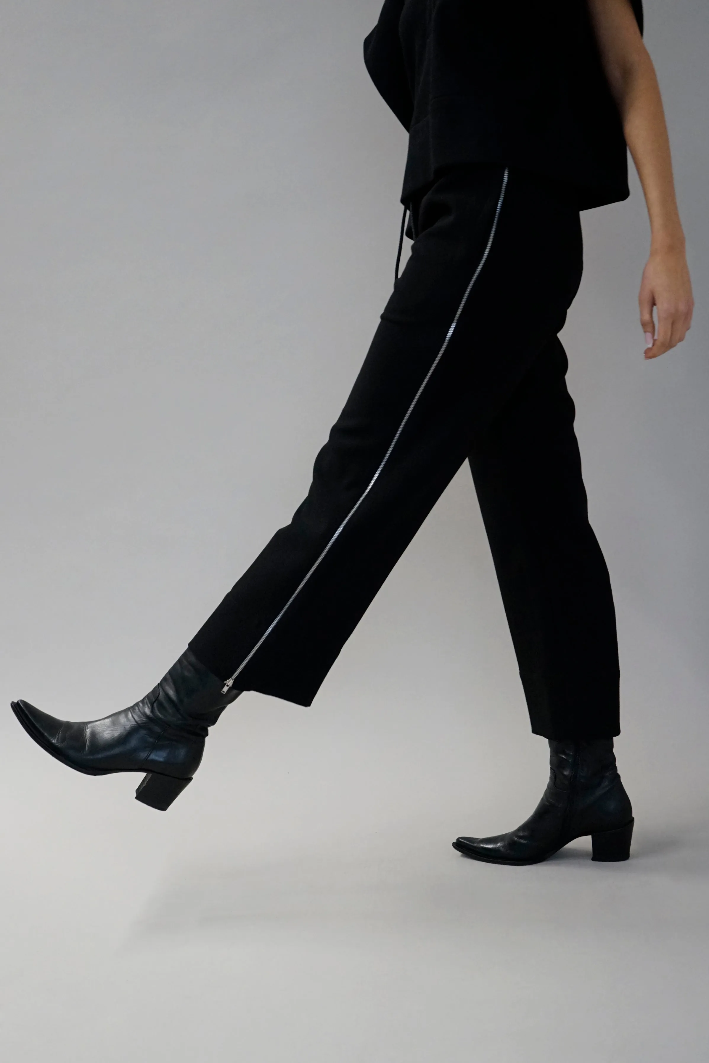 Enton v.2 Black Textured Pants