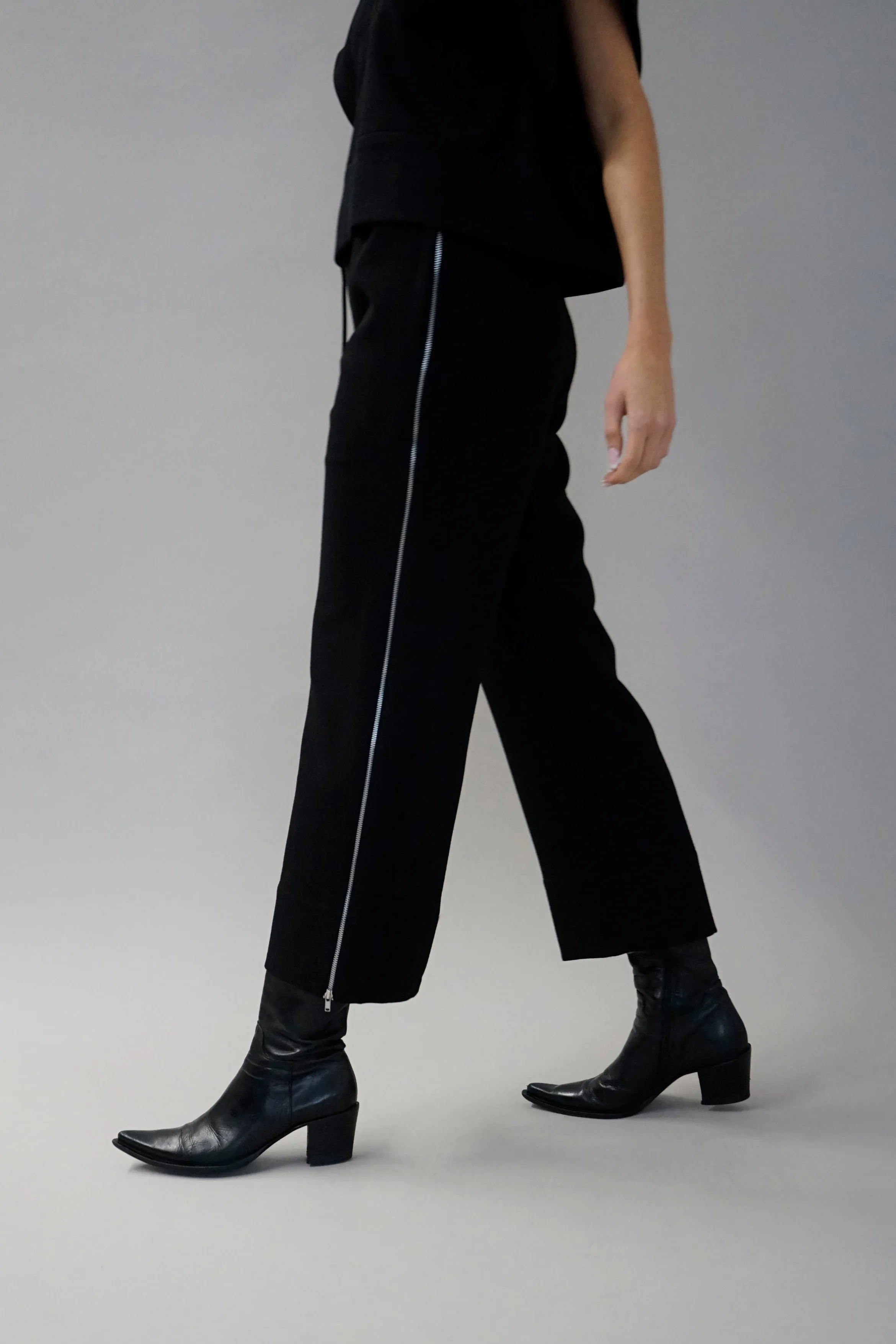 Enton v.2 Black Textured Pants