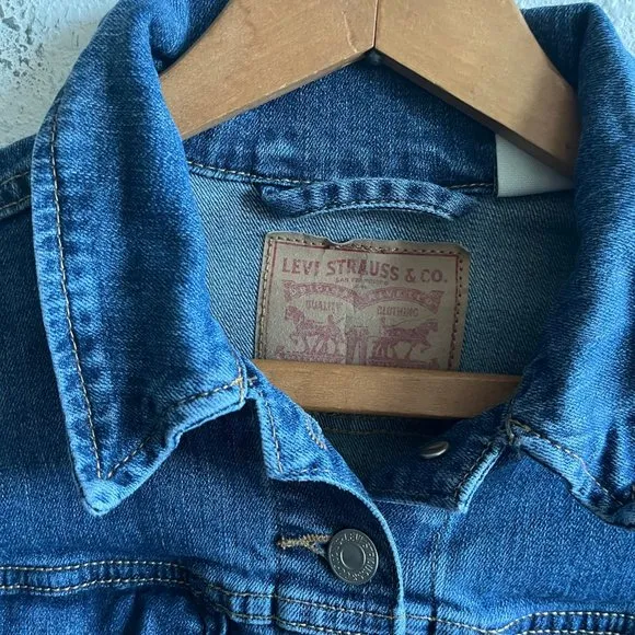 Levi's Women's Original Trucker Denim Jean Jacket Size M Style CW24183449