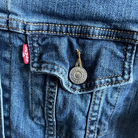 Levi's Women's Original Trucker Denim Jean Jacket Size M Style CW24183449