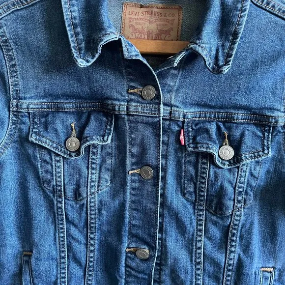 Levi's Women's Original Trucker Denim Jean Jacket Size M Style CW24183449