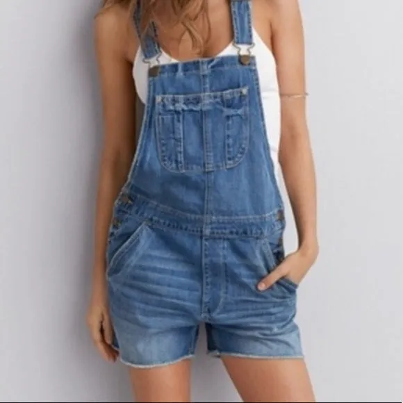 New American Eagle Denim Overall short, Sz XS! Over-sized shortalls with distressed wash finish great for everyday wear!