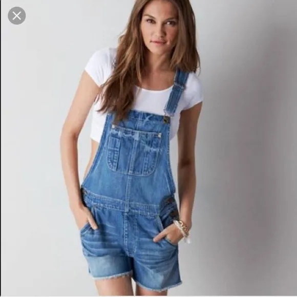 New American Eagle Denim Overall short, Sz XS! Over-sized shortalls with distressed wash finish great for everyday wear!