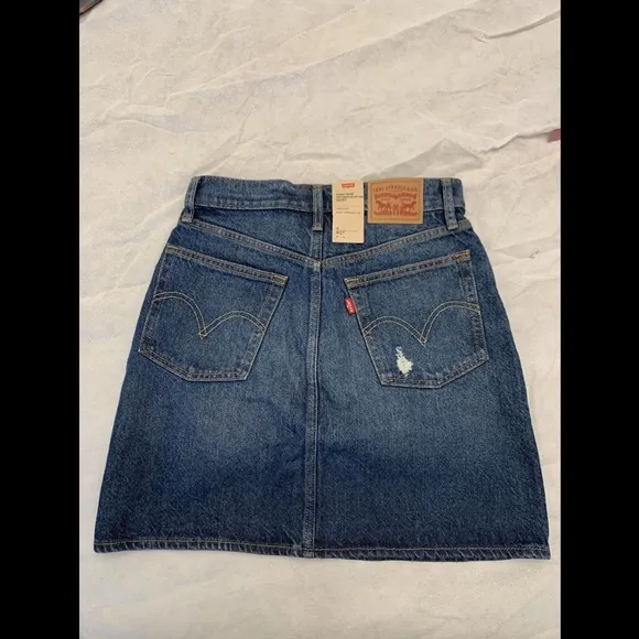 NWT $60 Levi's Women's Iconic High Rise Denim Mini Skirt [ SZ 4 / 27W‎ ]