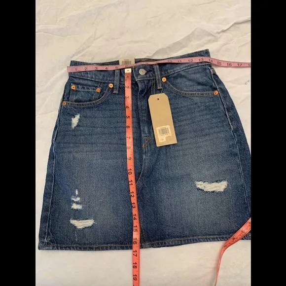 NWT $60 Levi's Women's Iconic High Rise Denim Mini Skirt [ SZ 4 / 27W‎ ]