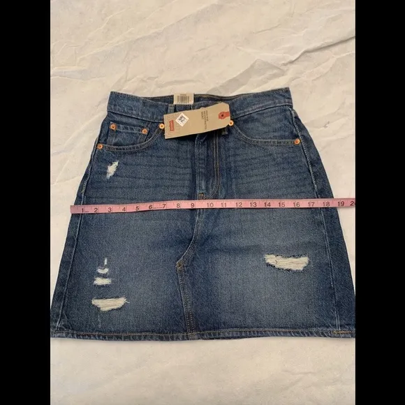 NWT $60 Levi's Women's Iconic High Rise Denim Mini Skirt [ SZ 4 / 27W‎ ]