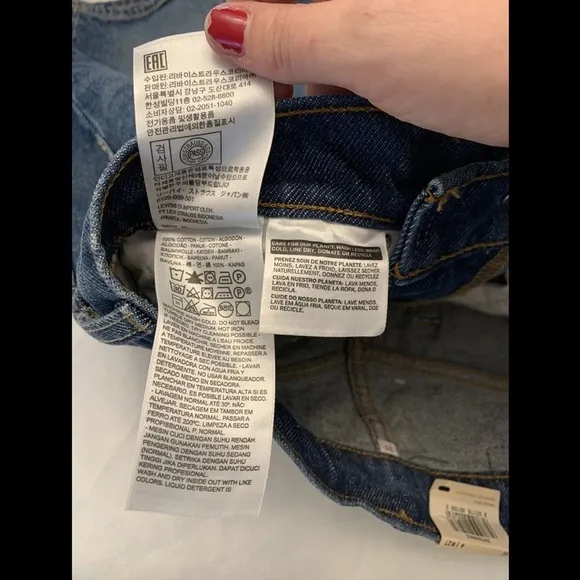 NWT $60 Levi's Women's Iconic High Rise Denim Mini Skirt [ SZ 4 / 27W‎ ]