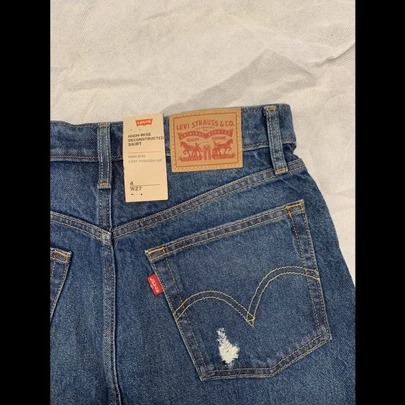 NWT $60 Levi's Women's Iconic High Rise Denim Mini Skirt [ SZ 4 / 27W‎ ]