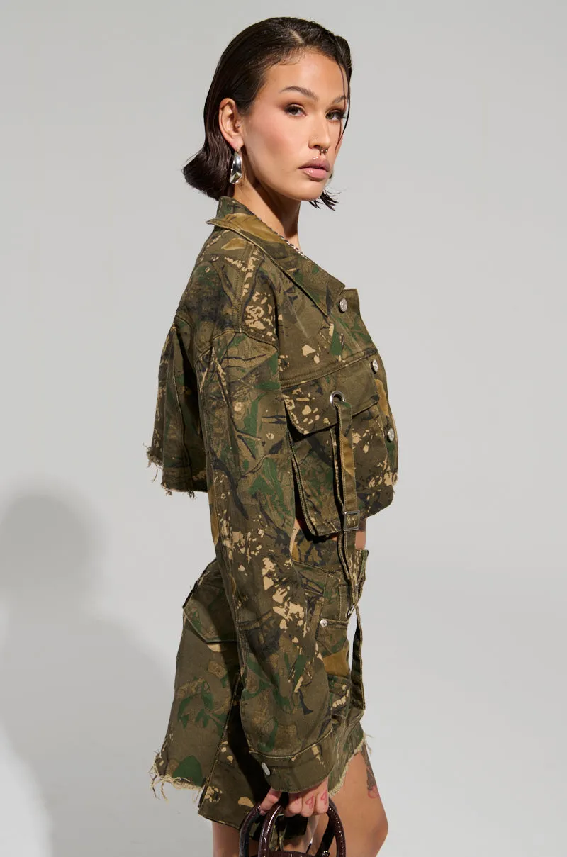RUNNING FREE CROP JACKET TOP IN CAMO