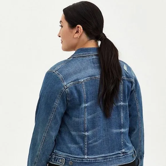 TORRID DISTRESSED TRUCKER DENIM JACKET NWT 14/16